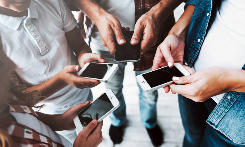 Fa girare foto hot della fidanzata tra gli amici: gli indagati pagano un risarcimento per evitare il processo