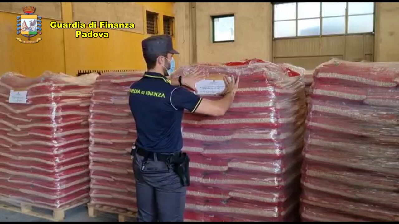 Oltre 350 tonnellate di pellet potenzialmente pericoloso: sequestro anche nel Bellunese