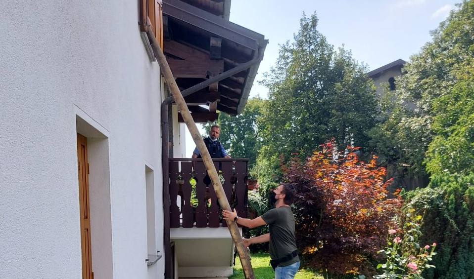 Litiga con la compagna e i genitori poi minaccia il padre con un coltello da macellaio