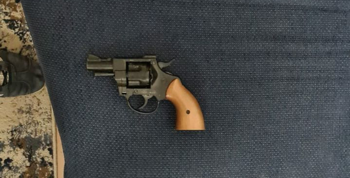 “Sono caduto, sto male”, ma al loro arrivo i sanitari vengono minacciati dal 52enne con una pistola