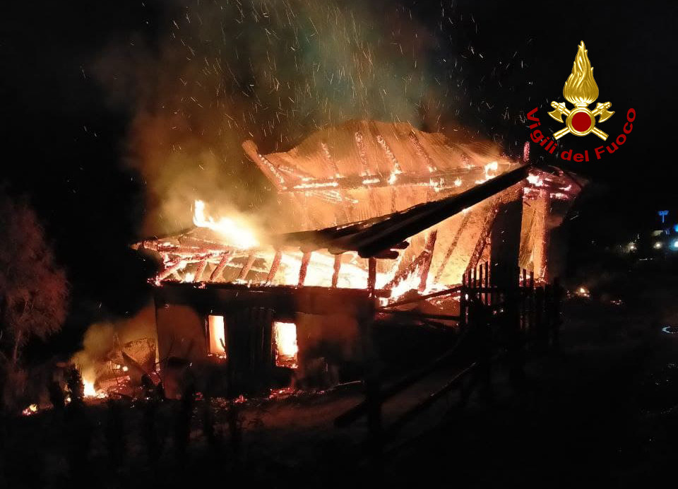 Le foto dell’incendio di una vecchia baita a San Pietro di Cadore