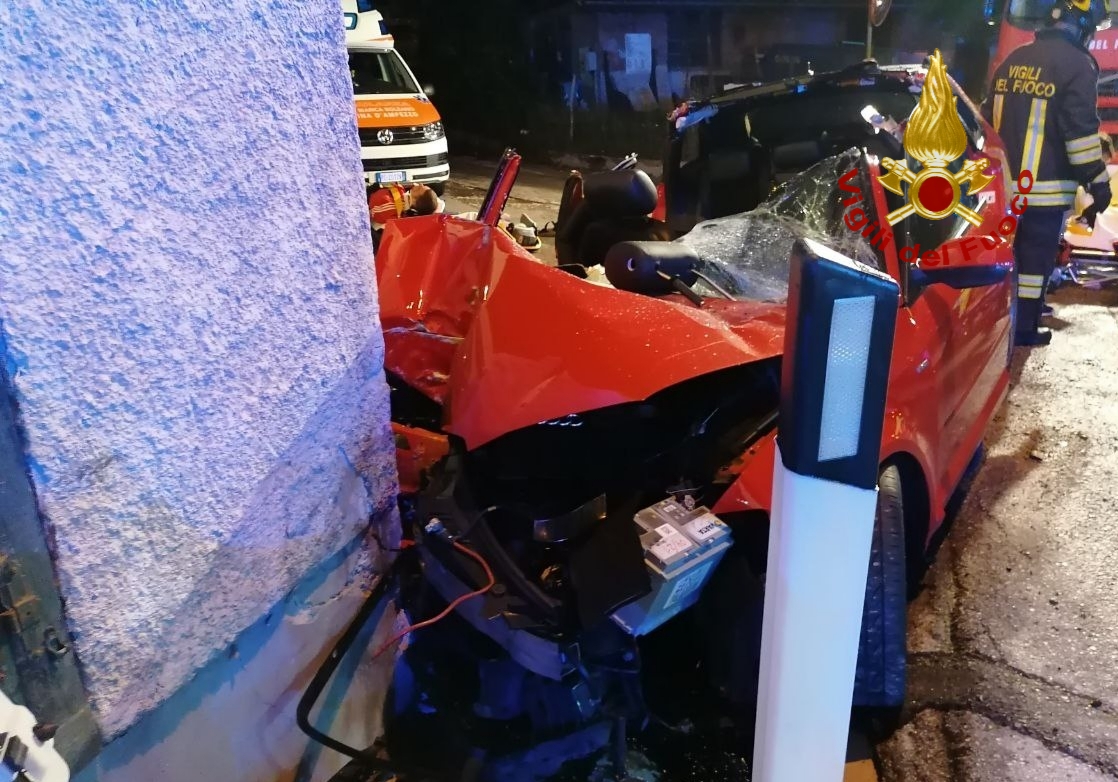 Perde il controllo dell’auto e finisce contro il muro di una casa: 5 feriti