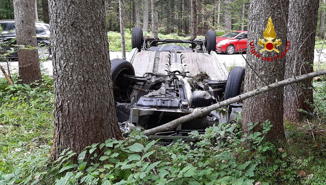 Perde il controllo dell’auto che finisce rovesciata in mezzo agli alberi