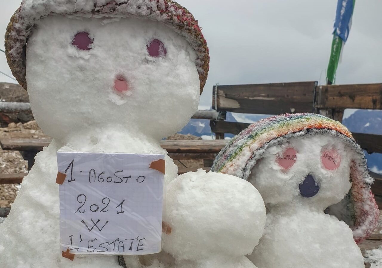 Abbondante nevicata sulla Marmolada: al rifugio si fanno i pupazzi di neve