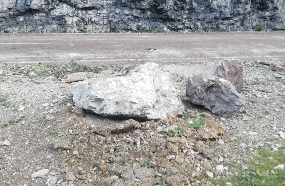 Sassi caduti sulla SR 203 Agordina: operazioni di messa in sicurezza della parete rocciosa