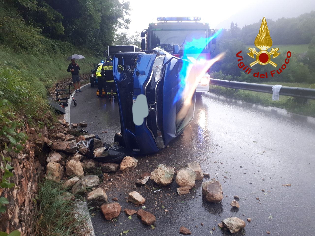 Perde il controllo dell’auto che si ribalta su un fianco: feriti due anziani
