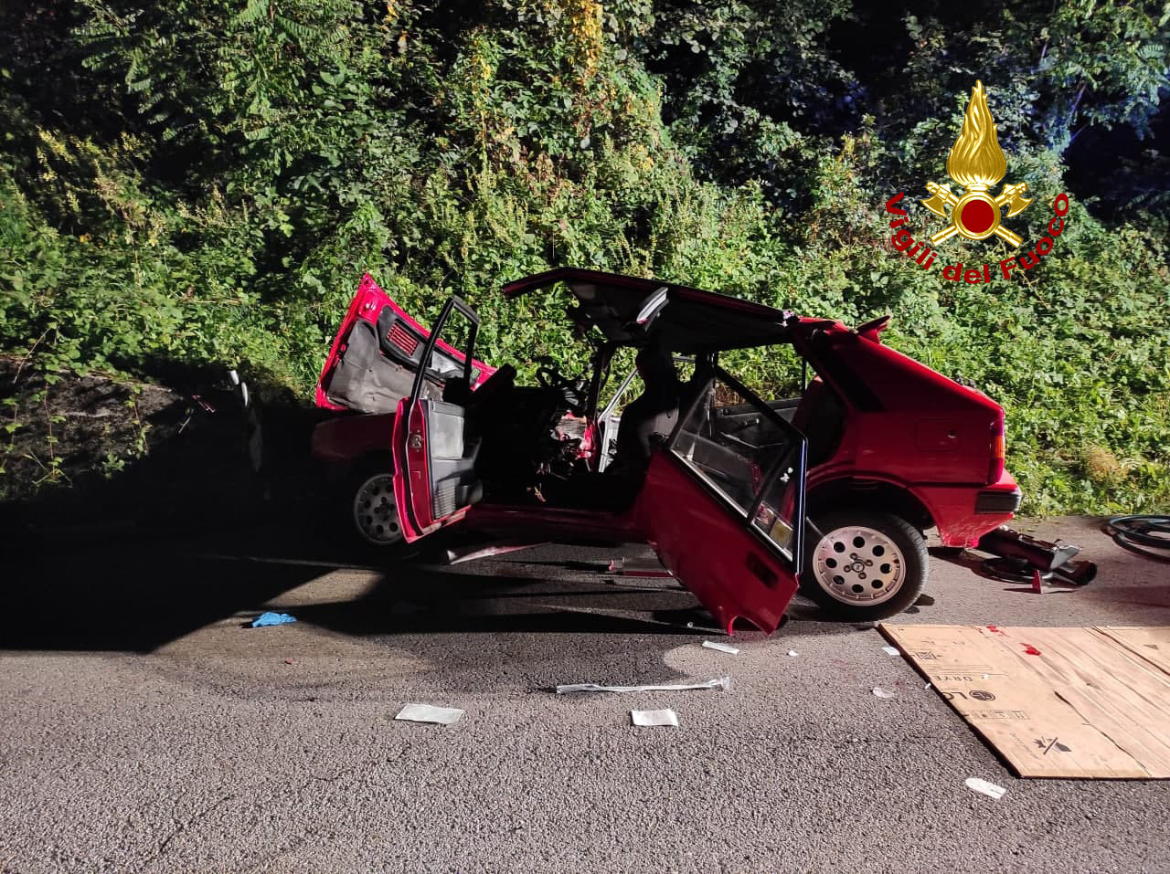 Perde il controllo dell’auto e finisce contro un muretto: due feriti