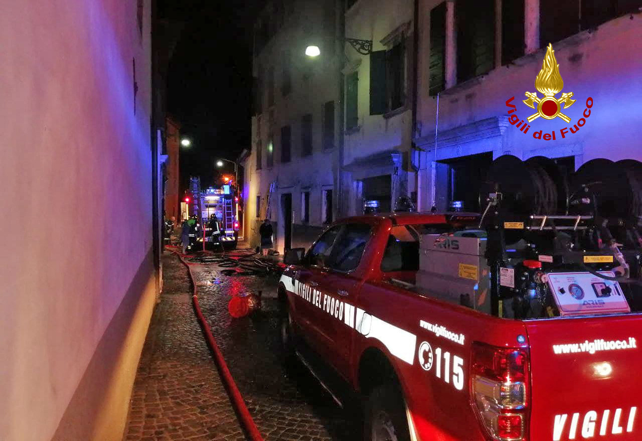 Incendio al primo piano di un appartamento di una palazzina: 12 persone evacuate