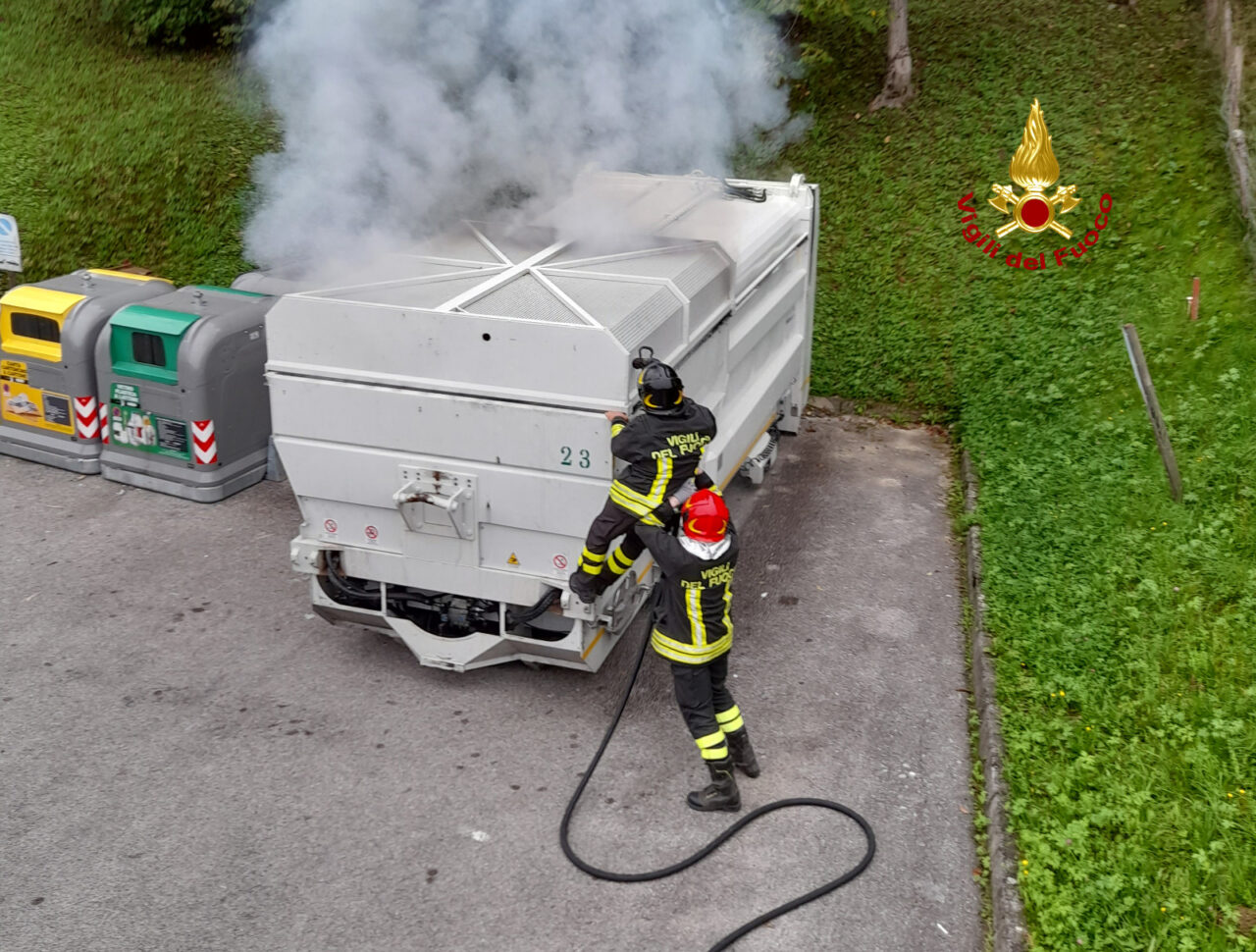 Incendio in un compattatore di rifiuti, a fuoco scarti in plastica