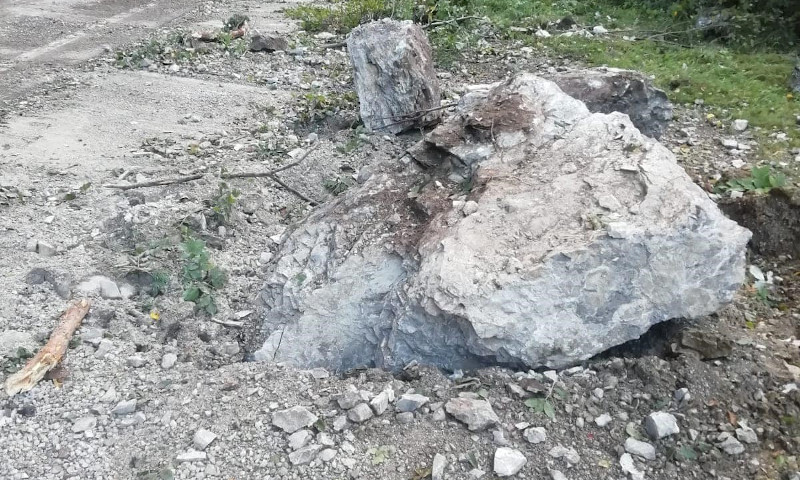 Caduti due sassi di circa un metro cubo ciascuno sulla SR 203 Agordina: strada chiusa