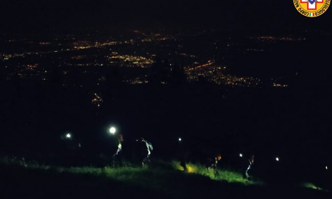 Sbaglia sentiero e si ritrova da sola nel bosco di notte: salvata 24enne