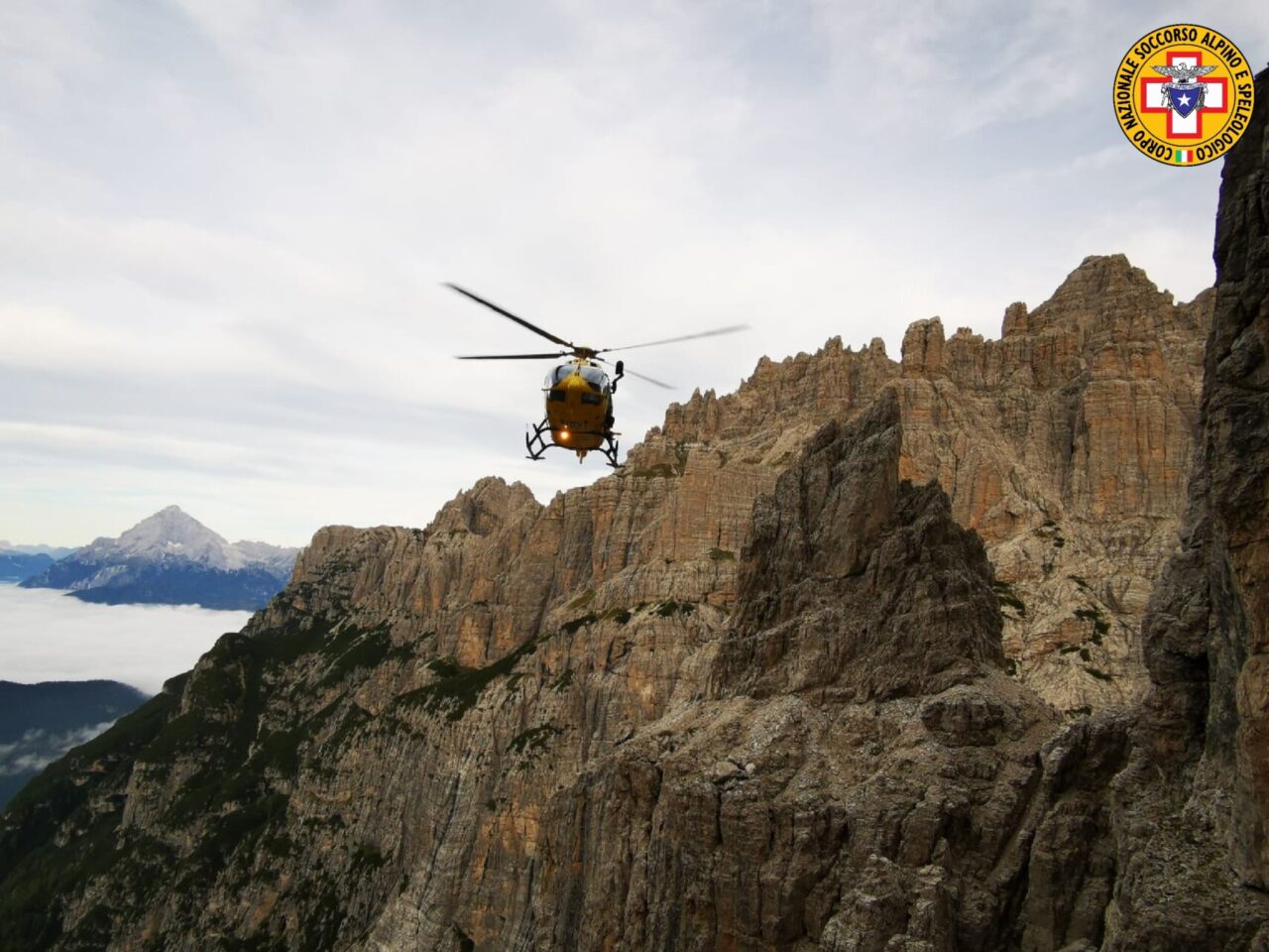 Cede l’ancoraggio e precipita per oltre 50 metri: trovato senza vita escursionista 71enne