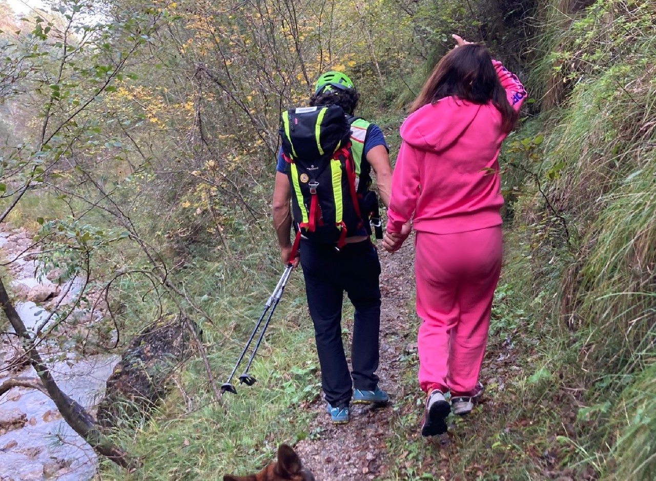 I suoi cani escono dall’itinerario seguendo una traccia, lei li segue ma poi non riesce a tornare indietro