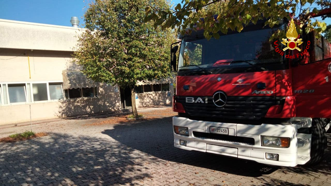 In fiamme una pressa di fusione: operaio all’ospedale per aver respirato del fumo