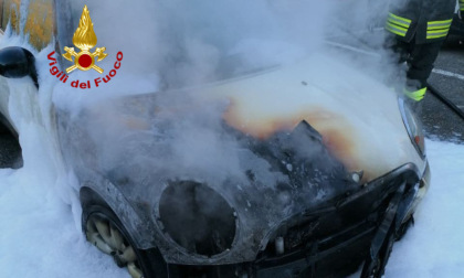 Paura in via dei Campi a Cortina: l'auto parcheggiata prende fuoco