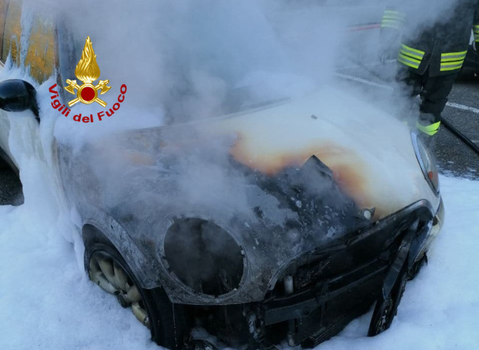 Paura in via dei Campi a Cortina: l’auto parcheggiata prende fuoco