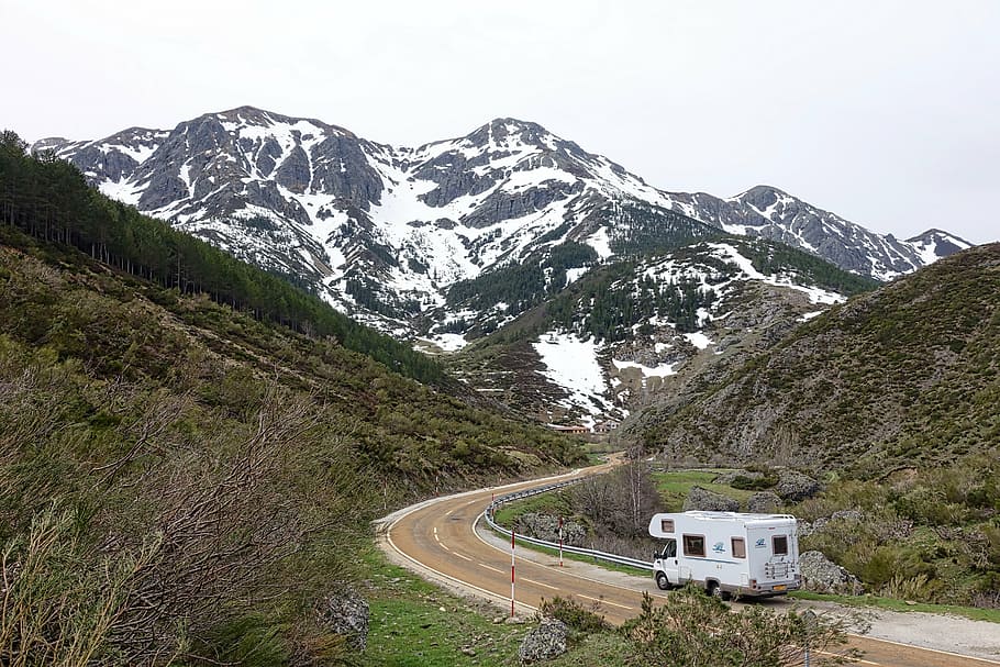 Quattro camperisti “svaniscono” nel nulla… ritrovati in un’area isolata: “Stavamo ascoltando i cervi”