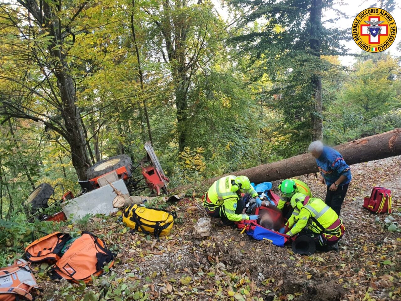 Si rovescia con il trattore mentre fa legna nel bosco: 80enne ferito