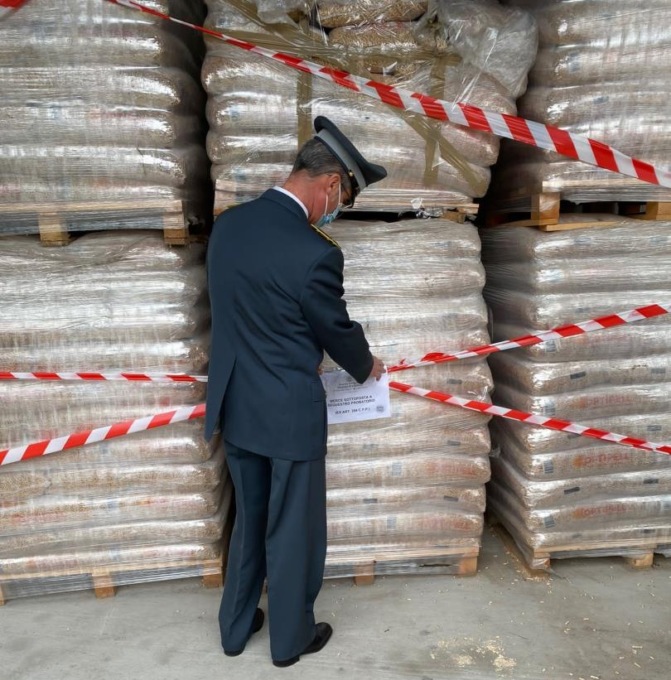 Pellet contraffatto, la Finanza ne sequestra oltre 36mila kg nell’Agordino