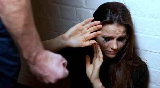 Si finge venditore ed entra in casa di una donna ma ha altre intenzioni: brutale violenza a Seren del Grappa