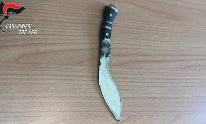41enne bellunese semina il panico sul treno regionale brandendo un coltello