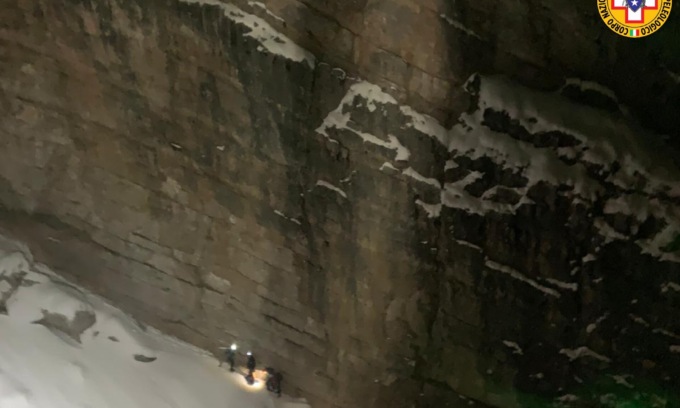 Corde incastrate, quattro alpinisti restano bloccati