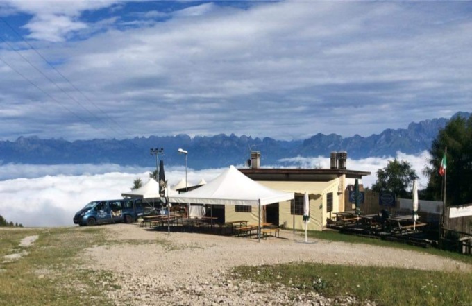 Perde l’orientamento durante un’escursione, 48enne ritrovata rannicchiata sotto una pianta