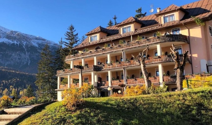 Senza Green pass in hotel a Cortina: turisti ubriachi in fuga imboccano la ciclabile in auto