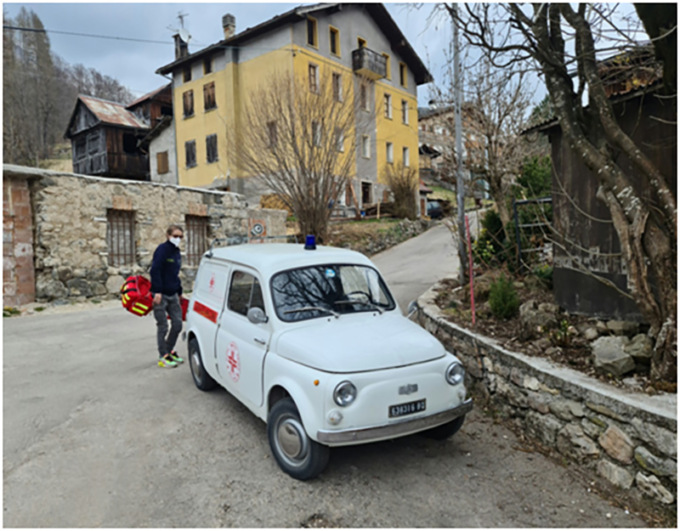 Trasformano la 500 d’epoca in auto medica per raggiungere i pazienti, premiati i medici Lucia e Giulio Pirolo