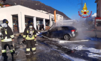 L'auto si spegne di colpo mentre parcheggia, poi prende fuoco: guidatore vivo per miracolo