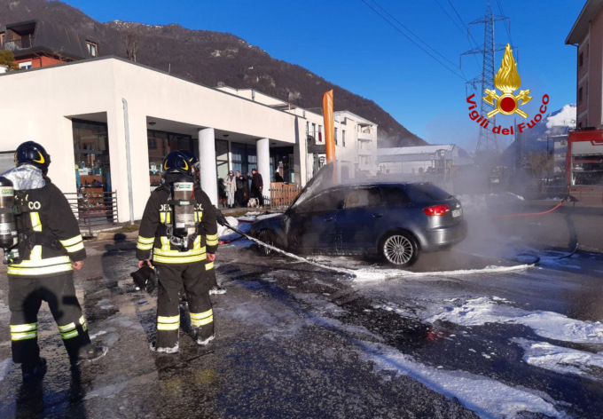 L’auto si spegne di colpo mentre parcheggia, poi prende fuoco: guidatore vivo per miracolo