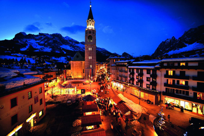 Natale a Cortina: dal villaggio di Babbo Natale, alle luminarie, all’enorme calendario dell’avvento