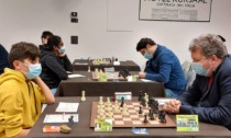 Genio 14enne degli scacchi stava battendo il vice campione mondiale, ma è squillato il cellulare...