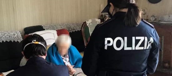 83enne parcheggia l’auto ma poi si scorda la via: provvidenziale l’intervento della Polizia
