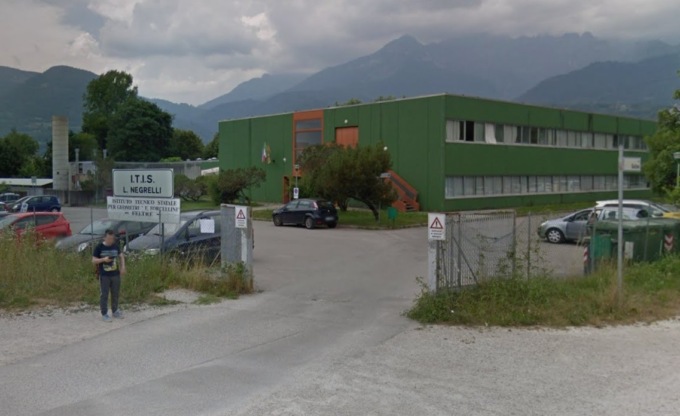 Vandali a scuola devastano tutto poco prima dell’incontro sulla legalità: lezioni sospese e migliaia di euro di danni