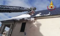 Rischio crolli, liberati dalla neve i tetti delle scuole e della chiesa