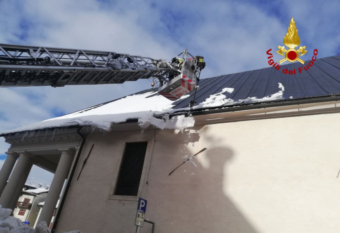 Rischio crolli, liberati dalla neve i tetti delle scuole e della chiesa