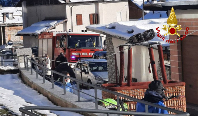 Mongolfiera sfiora un tetto, trancia cavi elettrici e poi precipita in mezzo alla strada a Forno di Zoldo