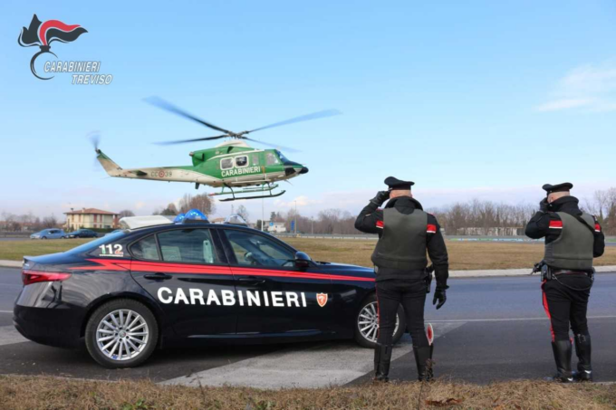 L’elicottero dei Carabinieri di Belluno in volo per controlli mirati