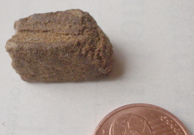 Dice di non essere un pusher, ma addosso ha 3mila euro e hashish