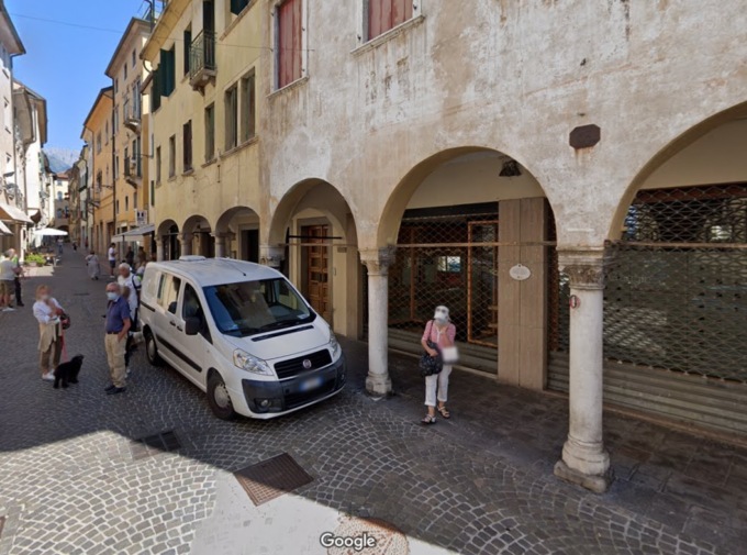 Giovane ubriaca in pieno giorno “entra” in un ufficio… in auto