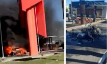 Auto prende fuoco in coda al McDrive: il video dell'incendio
