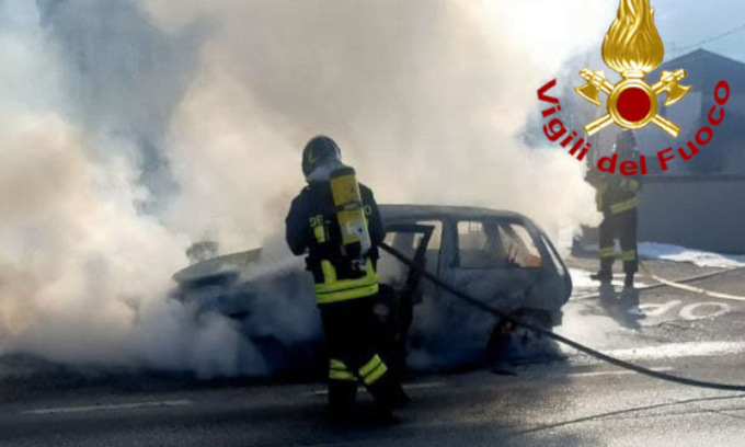 Vivo per miracolo: si accorge che qualcosa non va, apre lo sportello e l’auto viene divorata dalle fiamme