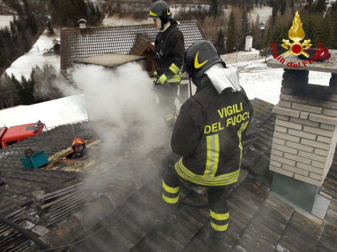 Selva di Cadore, le foto dell’incendio della canna fumaria: evacuati due appartamenti e una soffitta