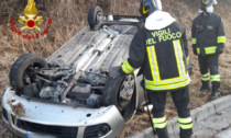 Due gravi incidenti alla stessa ora: un'auto finisce fuori strada, l'altra si ribalta