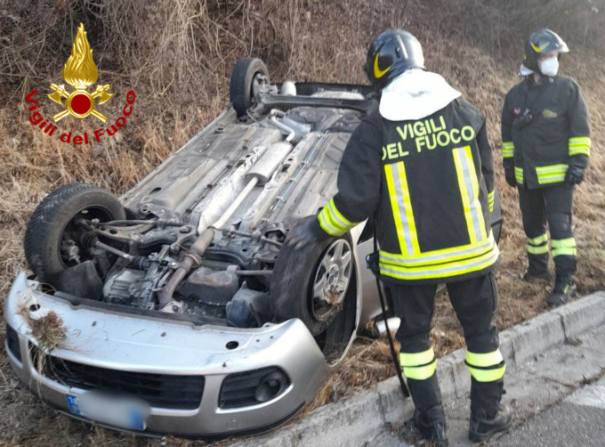 Due gravi incidenti alla stessa ora: un’auto finisce fuori strada, l’altra si ribalta