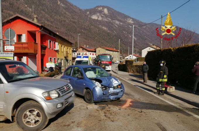 Schianto tra due auto ad Arsiè: due feriti