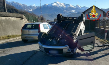 L'auto "impazzita" finisce fuori strada e si rovescia: un ferito