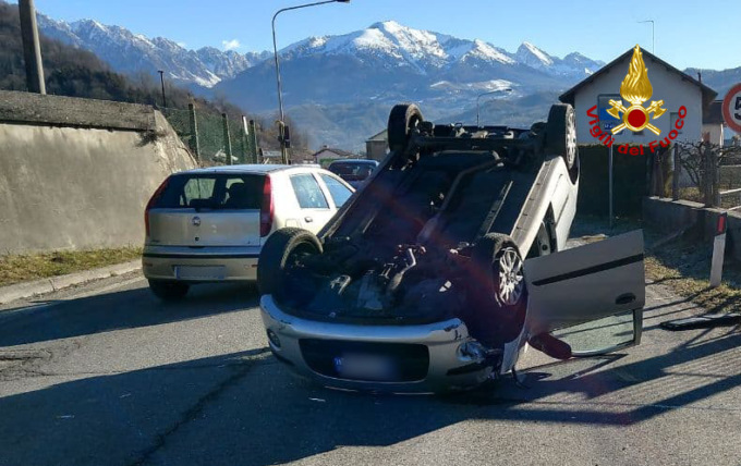 L’auto “impazzita” finisce fuori strada e si rovescia: un ferito