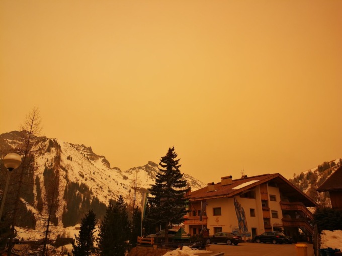 La sabbia del Sahara colora di giallo il cielo sopra le Dolomiti